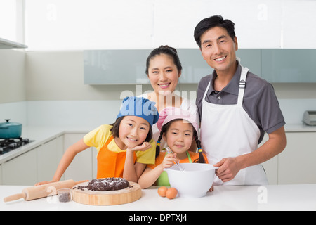 Famille de quatre, la préparation de cookies dans la cuisine Banque D'Images