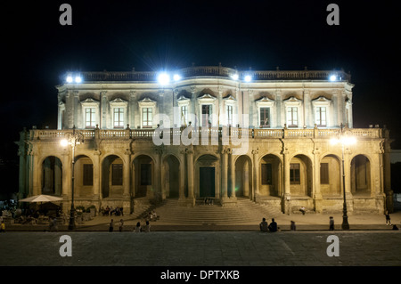 L'ducezio palace par nuit à Noto, ville baroque inscrite au patrimoine mondial de l'unesco, en Sicile Banque D'Images