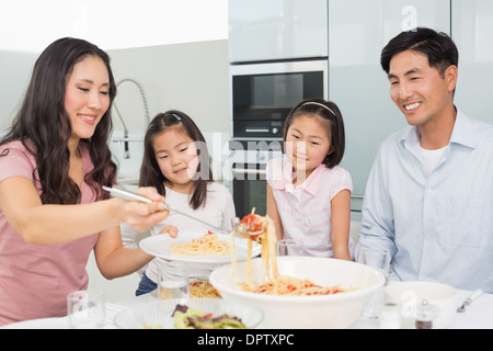 Femme de la nourriture pour la famille dans la cuisine Banque D'Images