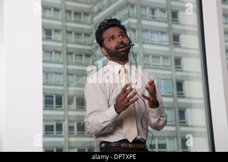 Indian businessman wearing telephone headset Banque D'Images