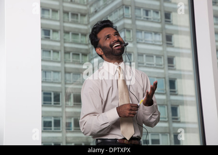 Indian businessman wearing telephone headset Banque D'Images