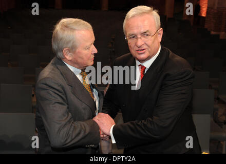 Munich, Allemagne. 16 janvier, 2014. Chef de la direction de VW Martin Winterkorn (R) et membre du conseil de surveillance de Porsche, Wolfgang Porsche au cours de l'automobile club ADAC cérémonie de remise de prix pour le 'Gelber Engel 2014' (lit : Ange Jaune) à Munich (Allemagne), 16 janvier 2014. Photo : Tobias Hase/dpa/Alamy Live News Banque D'Images