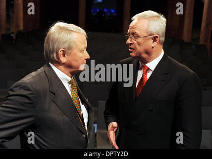 Munich, Allemagne. 16 janvier, 2014. Chef de la direction de VW Martin Winterkorn (R) et membre du conseil de surveillance de Porsche, Wolfgang Porsche au cours de l'automobile club ADAC cérémonie de remise de prix pour le 'Gelber Engel 2014' (lit : Ange Jaune) à Munich (Allemagne), 16 janvier 2014. Photo : Tobias Hase/dpa/Alamy Live News Banque D'Images