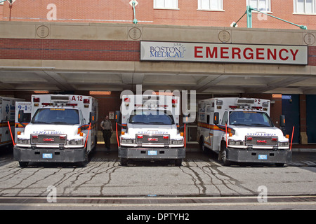 Entrée d'urgence ambulances avec Boston Medical Center (Hôpital-Ville) Banque D'Images