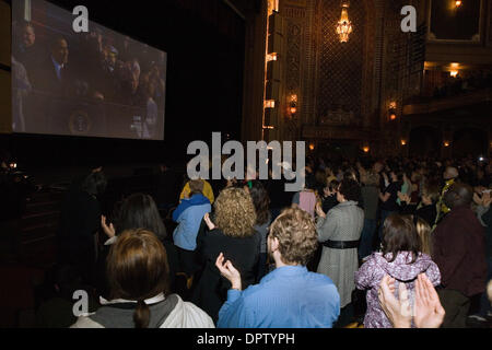 Jan 20, 2009 - Seattle, Washington, USA - Plus de 2 500 personnes se sont rendues à regarder un grand écran de télévision au Paramount Theatre de Seattle, WA. C'était salle comble dans la salle, Barack Obama a prêté serment en tant que 44e président des États-Unis. (Crédit Image : © Daren Fentiman/ZUMA Press) Banque D'Images