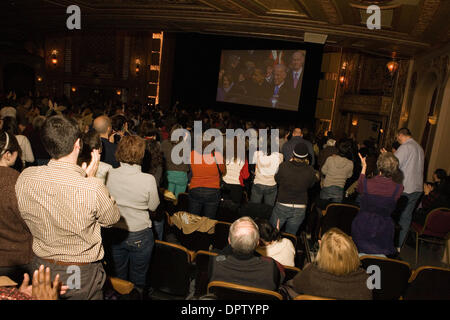 Jan 20, 2009 - Seattle, Washington, USA - Plus de 2 500 personnes se sont rendues à regarder un grand écran de télévision au Paramount Theatre de Seattle, WA. C'était salle comble dans la salle, Barack Obama a prêté serment en tant que 44e président des États-Unis. (Crédit Image : © Daren Fentiman/ZUMA Press) Banque D'Images