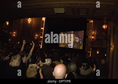 Jan 20, 2009 - Seattle, Washington, USA - Plus de 2 500 personnes se sont rendues à regarder un grand écran de télévision au Paramount Theatre de Seattle, WA. C'était salle comble dans la salle, Barack Obama a prêté serment en tant que 44e président des États-Unis. (Crédit Image : © Daren Fentiman/ZUMA Press) Banque D'Images