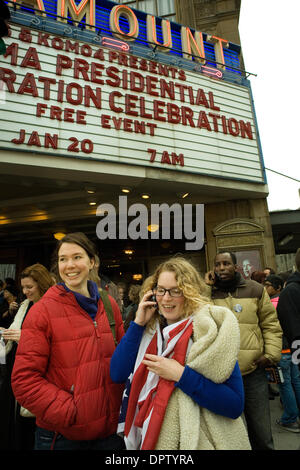 Jan 20, 2009 - Seattle, Washington, USA - Les gens d'attendre à l'extérieur du théâtre Paramount à Seattle. Plus de 2500 personnes se sont rendues à regarder un grand écran de télévision au Paramount Theatre de Seattle, WA. C'était salle comble dans la salle, Barack Obama a prêté serment en tant que 44e président des États-Unis. (Crédit Image : © Daren Fentiman/ZUMA Press) Banque D'Images