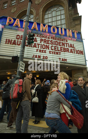 Jan 20, 2009 - Seattle, Washington, USA - Les gens d'attendre à l'extérieur du théâtre Paramount à Seattle. Plus de 2500 personnes se sont rendues à regarder un grand écran de télévision au Paramount Theatre de Seattle, WA. C'était salle comble dans la salle, Barack Obama a prêté serment en tant que 44e président des États-Unis. (Crédit Image : © Daren Fentiman/ZUMA Press) Banque D'Images