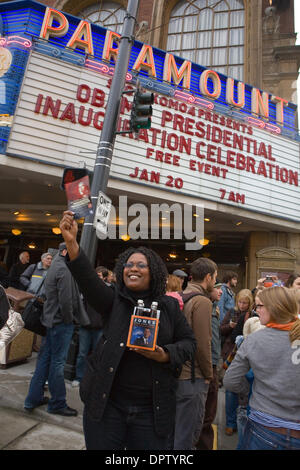 Jan 20, 2009 - Seattle, Washington, USA - Les gens d'attendre à l'extérieur du théâtre Paramount à Seattle. Plus de 2500 personnes se sont rendues à regarder un grand écran de télévision au Paramount Theatre de Seattle, WA. C'était salle comble dans la salle, Barack Obama a prêté serment en tant que 44e président des États-Unis. (Crédit Image : © Daren Fentiman/ZUMA Press) Banque D'Images