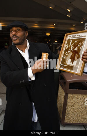 Jan 20, 2009 - Seattle, Washington, USA - Les gens d'attendre à l'extérieur du théâtre Paramount à Seattle, ici JOHN F JENKINS de coton du Mississippi est titulaire d'un bail "montrant que nous avons accompli en tant que nation." Plus de 2500 personnes se sont rendues à regarder un grand écran de télévision au Paramount Theatre de Seattle, WA. C'était salle comble dans la salle, Barack Obama a prêté serment en tant que 44e presiden Banque D'Images