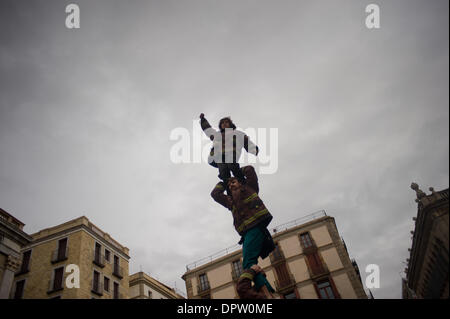 Barcelone, Espagne. 16 janvier, 2014. Firewoman au sommet d'une tour élevée au cours de la manifestation des pompiers à Barcelone. Pompiers Catalans (bombardiers de la Generalitat de Catalunya) ont organisé une manifestation à Barcelone contre les coupures du gouvernement catalan en raison de la crise financière qui affecte la Catalogne. Selon les pompiers compressions touchent non seulement les salaires, mais aussi des équipements nécessaires pour agir en cas d'urgence. La protestation a été tenue en face de gouvernement catalan et le Parlement Catalan. Crédit : Jordi Boixareu/Alamy Live News Banque D'Images