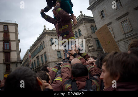 Barcelone, Espagne. 16 janvier, 2014. Pompiers monter une tour humaine en face de Gouvernement Catalan à Barcelone. Pompiers Catalans (bombardiers de la Generalitat de Catalunya) ont organisé une manifestation à Barcelone contre les coupures du gouvernement catalan en raison de la crise financière qui affecte la Catalogne. Selon les pompiers compressions touchent non seulement les salaires, mais aussi des équipements nécessaires pour agir en cas d'urgence. La protestation a été tenue en face de gouvernement catalan et le Parlement Catalan. Crédit : Jordi Boixareu/Alamy Live News Banque D'Images