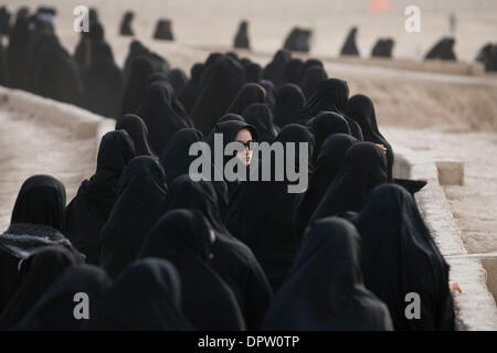 Mar 19, 2009 - Iran - Les pèlerins Khouzestan, lire le Coran et de prier pendant leur visite à la guerre des sites. Chaque année des milliers d'Iraniens rendez sur Rahian-e Nour (les voyageurs de la voie de la lumière) Tours. Ces caravanes, rempli de parents des victimes iraniennes, visitez la guerre Iran-Irak ou la première guerre du golfe Persique en première ligne. Les Iraniens de tous les coins du pays viennent, de voir des endroits où la Banque D'Images