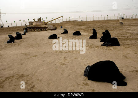 Mar 19, 2009 - Iran - Les pèlerins Khouzestan, lire le Coran et de prier pendant leur visite à la guerre des sites. Chaque année des milliers d'Iraniens rendez sur Rahian-e Nour (les voyageurs de la voie de la lumière) Tours. Ces caravanes, rempli de parents des victimes iraniennes, visitez la guerre Iran-Irak ou la première guerre du golfe Persique en première ligne. Les Iraniens de tous les coins du pays viennent, de voir des endroits où la Banque D'Images