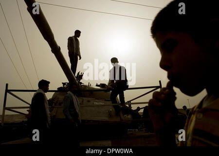 Mar 19, 2009 - Iran - Les pèlerins Khouzestan, lire le Coran et de prier pendant leur visite à la guerre des sites. Chaque année des milliers d'Iraniens rendez sur Rahian-e Nour (les voyageurs de la voie de la lumière) Tours. Ces caravanes, rempli de parents des victimes iraniennes, visitez la guerre Iran-Irak ou la première guerre du golfe Persique en première ligne. Les Iraniens de tous les coins du pays viennent, de voir des endroits où la Banque D'Images