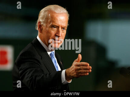 Apr 16, 2009 - Jefferson City, Missouri, États-Unis - Le Vice-président américain Joe Biden parle aux travailleurs de l'union à un transformateur ABB Inc. usine de Jefferson City, Mo. le jeudi 16 avril 2009. Biden a examiné la Loi sur la reprise économique de l'administration et de la façon dont elle est à bâtir une économie du xxie siècle au Missouri et dans l'ensemble du pays grâce à des programmes de construction autour de l'énergie renouvelable et à bolste Banque D'Images