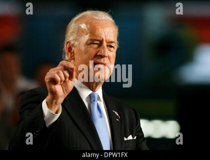 Apr 16, 2009 - Jefferson City, Missouri, États-Unis - Le Vice-président américain Joe Biden parle aux travailleurs de l'union à un transformateur ABB Inc. usine de Jefferson City, Mo. le jeudi 16 avril 2009. Biden a examiné la Loi sur la reprise économique de l'administration et de la façon dont elle est à bâtir une économie du xxie siècle au Missouri et dans l'ensemble du pays grâce à des programmes de construction autour de l'énergie renouvelable et à bolste Banque D'Images