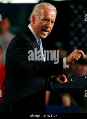 Apr 16, 2009 - Jefferson City, Missouri, États-Unis - Le Vice-président américain Joe Biden parle aux travailleurs de l'union à un transformateur ABB Inc. usine de Jefferson City, Mo. le jeudi 16 avril 2009. Biden a examiné la Loi sur la reprise économique de l'administration et de la façon dont elle est à bâtir une économie du xxie siècle au Missouri et dans l'ensemble du pays grâce à des programmes de construction autour de l'énergie renouvelable et à bolste Banque D'Images