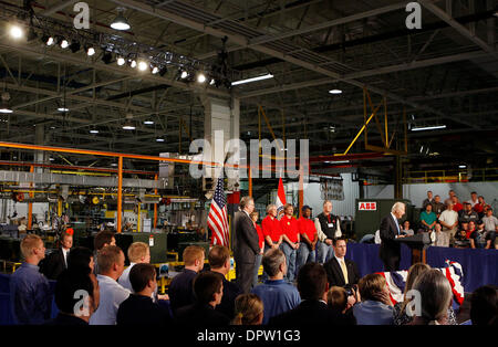 Apr 16, 2009 - Jefferson City, Missouri, États-Unis - Le Vice-président américain Joe Biden parle aux travailleurs de l'union à un transformateur ABB Inc. usine de Jefferson City, Mo. le jeudi 16 avril 2009. Biden a examiné la Loi sur la reprise économique de l'administration et de la façon dont elle est à bâtir une économie du xxie siècle au Missouri et dans l'ensemble du pays grâce à des programmes de construction autour de l'énergie renouvelable et à bolste Banque D'Images