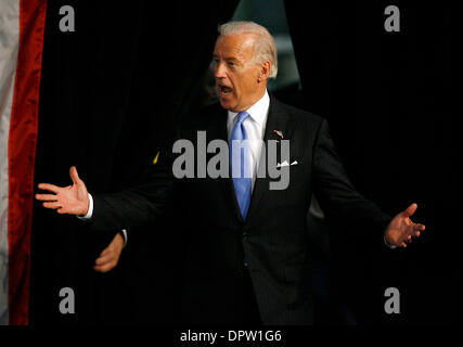 Apr 16, 2009 - Jefferson City, Missouri, États-Unis - Le Vice-président américain Joe Biden agit comme il l'a surpris avec l'arrivée de travailleurs de l'union à un transformateur ABB Inc. usine de Jefferson City, Mo. le jeudi 16 avril 2009. Biden a examiné la Loi sur la reprise économique de l'administration et de la façon dont elle est à bâtir une économie du xxie siècle au Missouri et dans l'ensemble du pays au moyen de programmes construire autour de renewa Banque D'Images