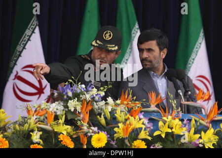 18 avril 2009 - Téhéran, Iran - le président iranien Mahmoud Ahmadinejad (R) est à l'écoute de l'Iran Le ministre de la Défense Mostafa Mohammad Najjar lors de l'Armée de l'Iran au jour le mausolée de feu le fondateur de la révolution l'ayatollah Rouhollah Khomeini, juste à l'extérieur de Téhéran, Iran. (Hossein Fatemi/ZUMA Press) Banque D'Images