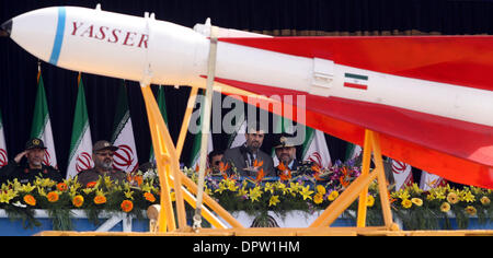 18 avril 2009 - Téhéran, Iran - le président iranien Mahmoud Ahmadinejad (C) est à l'écoute à un général non identifié comme un missile passe au cours de l'Armée de l'Iran au jour le mausolée de feu le fondateur de la révolution l'ayatollah Rouhollah Khomeini, juste à l'extérieur de Téhéran, Iran. (Hossein Fatemi/ZUMA Press) Banque D'Images