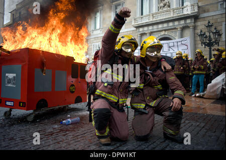 Barcelone, Espagne. 16 janvier, 2014. Un camion d'incendie et brûlures en carton en face du gouvernement catalan au cours de la manifestation des pompiers à Barcelone . Pompiers Catalans (bombardiers de la Generalitat de Catalunya) ont organisé une manifestation à Barcelone contre les coupures du gouvernement catalan en raison de la crise financière qui affecte la Catalogne. Selon les pompiers compressions touchent non seulement les salaires, mais aussi des équipements nécessaires pour agir en cas d'urgence. La protestation a été tenue en face de gouvernement catalan et le Parlement Catalan. Crédit : Jordi Boixareu/Alamy Live News Banque D'Images