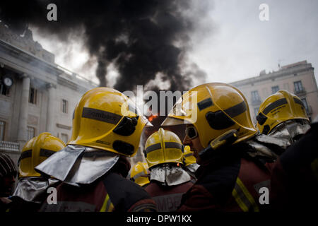 Barcelone, Espagne. 16 janvier, 2014. Une énorme colonne de fumée s'élevant du feu devant le gouvernement catalan au cours de la manifestation des pompiers à Barcelone . Pompiers Catalans (bombardiers de la Generalitat de Catalunya) ont organisé une manifestation à Barcelone contre les coupures du gouvernement catalan en raison de la crise financière qui affecte la Catalogne. Selon les pompiers compressions touchent non seulement les salaires, mais aussi des équipements nécessaires pour agir en cas d'urgence. La protestation a été tenue en face de gouvernement catalan et le Parlement Catalan. Crédit : Jordi Boixareu/Alamy Live News Banque D'Images