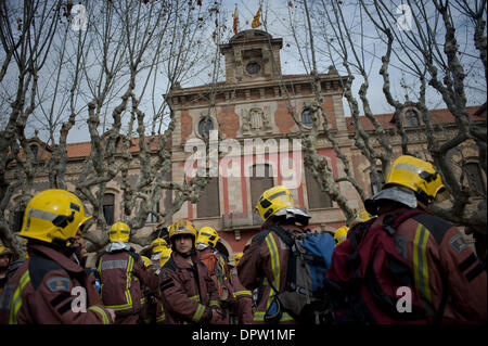 Barcelone, Espagne. 16 janvier, 2014. Pompiers en face du parlement catalan. Pompiers Catalans (bombardiers de la Generalitat de Catalunya) ont organisé une manifestation à Barcelone contre les coupures du gouvernement catalan en raison de la crise financière qui affecte la Catalogne. Selon les pompiers compressions touchent non seulement les salaires, mais aussi des équipements nécessaires pour agir en cas d'urgence. La protestation a été tenue en face de gouvernement catalan et le Parlement Catalan. Crédit : Jordi Boixareu/Alamy Live News Banque D'Images