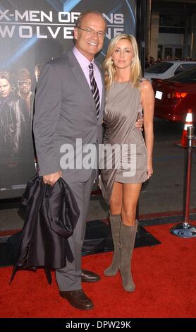 Apr 28, 2009 - Los Angeles, Californie, USA - l'Acteur Kelsey Grammer et épouse Camille à la 'X-Men Origins : Wolverine' Los Angeles Premiere tenue au Grauman's Chinese Theatre. (Crédit Image : Â© Paul Fenton/ZUMA Press) Banque D'Images