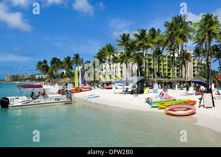 Activités nautiques sur Palm Beach sur l'île des Caraïbes d'Aruba Banque D'Images