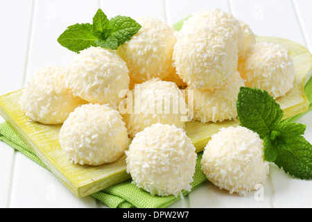 Truffes au chocolat blanc à la noix de coco roulés en boule Banque D'Images