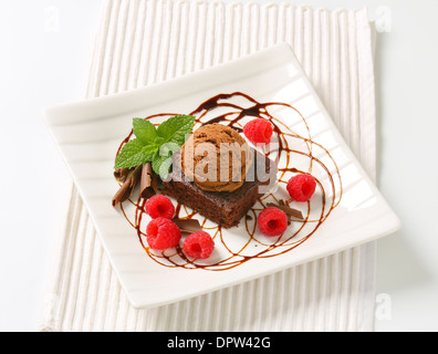 Brownie au chocolat avec de la crème glacée et de framboises fraîches Banque D'Images