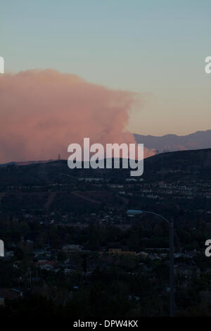 Glendora, California, USA. 16 janvier, 2014. Les pompiers luttent contre un feu de brousse dans les collines au-dessus de Glendora . L'incendie a éclaté juste avant 6h00 . Que dire des rapports des évacuations obligatoires ont été émis pour toutes les maisons au nord de la Sierra Madre Avenue à partir de la ville d'Azusa limites à l'ouest à Colby mountain trail. Tôt le matin, les navetteurs ont ralenti la circulation sur l'autoroute 210 Crédit : Duncan Selby/Alamy Live News Banque D'Images