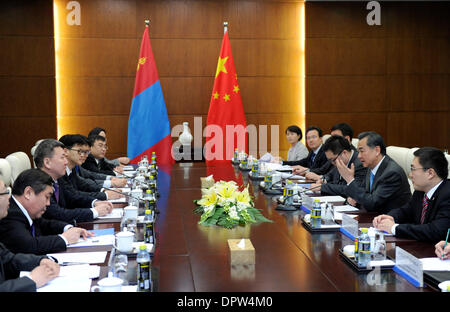 Beijing, Chine. 16 janvier, 2014. Le Ministre chinois des affaires étrangères Wang Yi (2e R) est titulaire d'entretiens avec son homologue mongol Luvsanvandan Bold (2L) à Beijing, capitale de la Chine, 16 janvier 2014. © Zhang Duo/Xinhua/Alamy Live News Banque D'Images