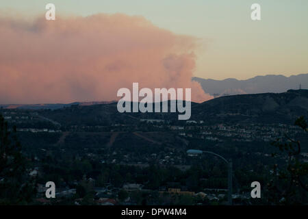 Glendora, California, USA. 16 janvier, 2014. Les pompiers luttent contre un feu de brousse dans les collines au-dessus de Glendora . L'incendie a éclaté juste avant 6h00 . Que dire des rapports des évacuations obligatoires ont été émis pour toutes les maisons au nord de la Sierra Madre Avenue à partir de la ville d'Azusa limites à l'ouest à Colby mountain trail. Tôt le matin, les navetteurs ont ralenti la circulation sur l'autoroute 210 Crédit : Duncan Selby/Alamy Live News Banque D'Images