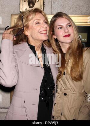 Mar. 27, 2009 - New York, N.Y, USA - Jill Clayburgh et LILY RABE arrivant à la soirée d'ouverture de la performance ''Quitter le roi'' au Ethel Barrymore Theatre de New York le 03-26-2009. 2009..K61516(HMC Image Crédit : © Globe Photos/ZUMApress.com) Banque D'Images