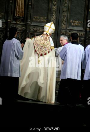 L'archevêque désigné TIMOTHY DOLAN qui remplacera le Cardinal Edward Egan, Archevêque de New York célèbre vêpres à la Cathédrale Saint-Patrick, New York 04-14-2009.Photo par Mitchell Levy Rangefinder-Globe Inc., Photos Â© 2009.K61694ML (crédit Image : © Globe Photos/ZUMAPRESS.com) Banque D'Images