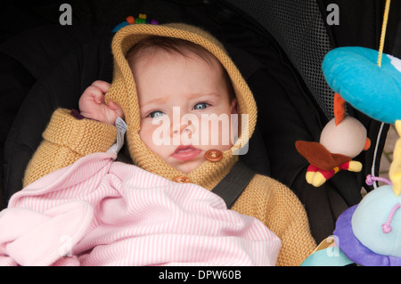 Bébé fille dans sa poussette à inquiet fatigué Banque D'Images