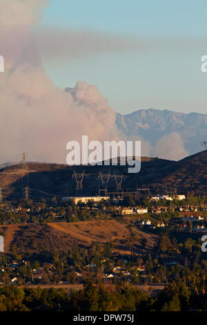 Glendora, California, USA. 16 janvier, 2014. Les pompiers luttent contre un feu de brousse dans les collines au-dessus de Glendora . L'incendie a éclaté juste avant 6h00 . Que dire des rapports des évacuations obligatoires ont été émis pour toutes les maisons au nord de la Sierra Madre Avenue à partir de la ville d'Azusa limites à l'ouest à Colby mountain trail. Tôt le matin, les navetteurs ont ralenti la circulation sur l'autoroute 210 Crédit : Duncan Selby/Alamy Live News Banque D'Images