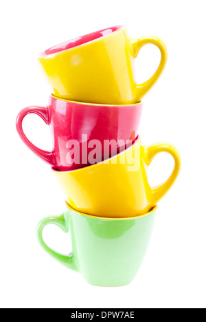 Beau jaune, rouge, couleur verte de tasses. Tower pile de nettoyer différentes tasses isolé sur fond blanc Banque D'Images