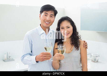 Jeune couple aimant avec des verres à vin dans la cuisine Banque D'Images