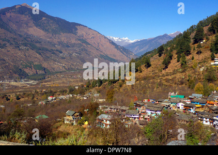 Vue nord vers Manali, avec vue sur la vallée de Beas et Naggar, village du district de la vallée de Kullu, l'Himachal Pradesh, l'Inde n. Banque D'Images