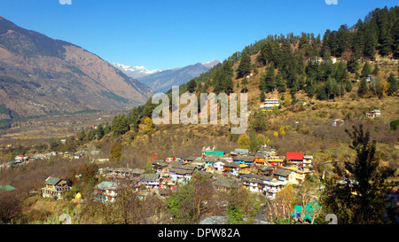 Vue nord vers Manali, avec vue sur la vallée de Beas et Naggar, village du district de la vallée de Kullu, l'Himachal Pradesh, l'Inde n. Banque D'Images