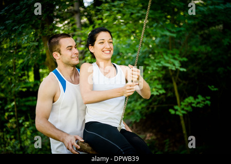 Swinging sur seesaw - young sport couple having fun Banque D'Images
