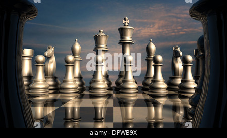 Conseil d'échecs : avant la bataille. Rangée de chiffres blancs vu à travers noirs. Banque D'Images