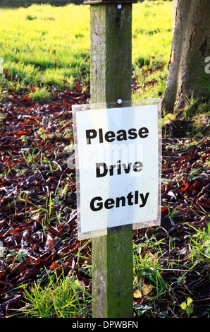 Veuillez conduire signe doucement à l'entrée du parking à Ranworth Église, Norfolk, Angleterre, Royaume-Uni. Banque D'Images