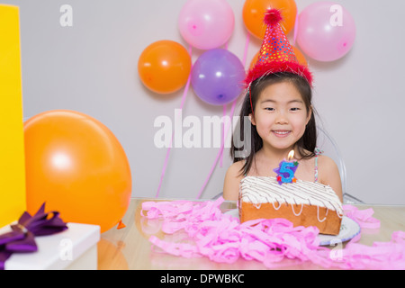 Joyeuse petite fille à son anniversaire Banque D'Images