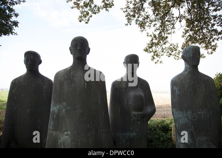 Statue de deuil soldats par le professeur Emil Kriger. Cimetière militaire allemand de Langemark Banque D'Images